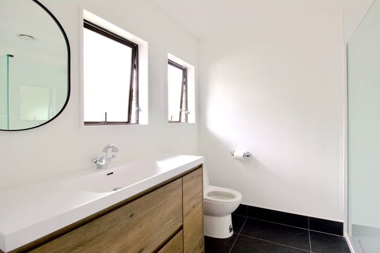 Photo of property in 2/708 Swanson Road, Swanson, Auckland, 0612