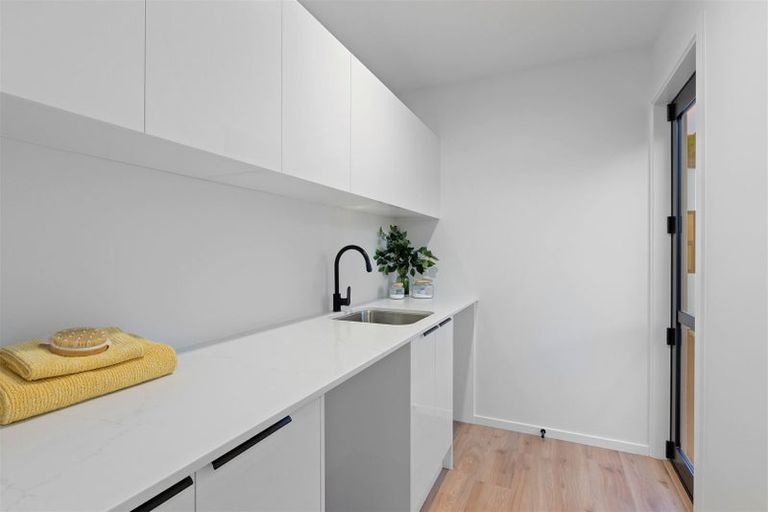 Photo of property in 17 Aratoro Place, Mount Pleasant, Christchurch, 8081