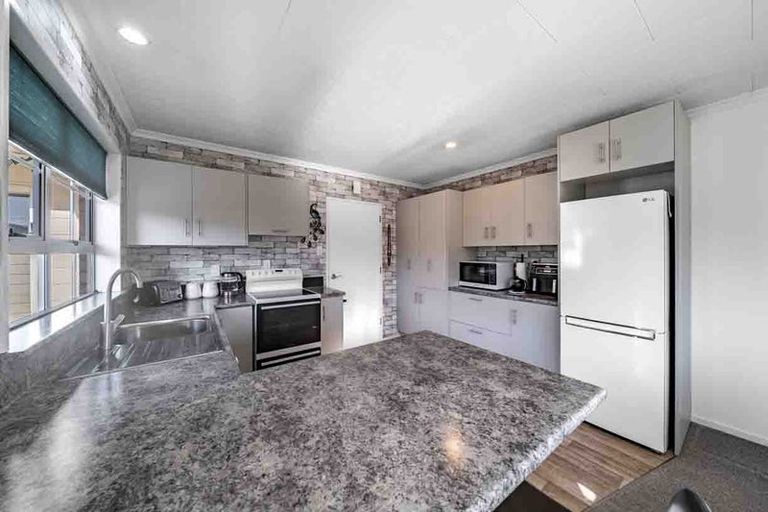 Photo of property in 37 Moa Street, Waikiwi, Invercargill, 9810