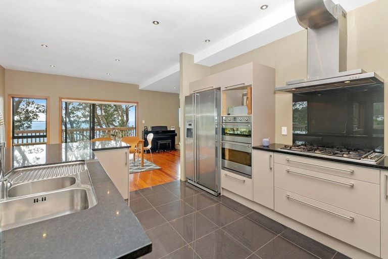Photo of property in 44 Paturoa Road, Titirangi, Auckland, 0604
