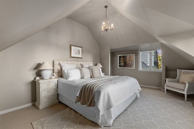 Photo of property in 247 Devonport Road, Tauranga, 3110