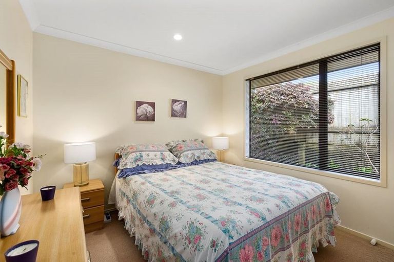 Photo of property in 34 Fleetwood Drive, Henderson, Auckland, 0612