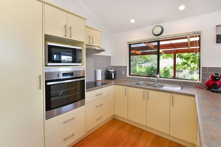 Photo of property in 4 Grovenor Drive, Orewa, 0931