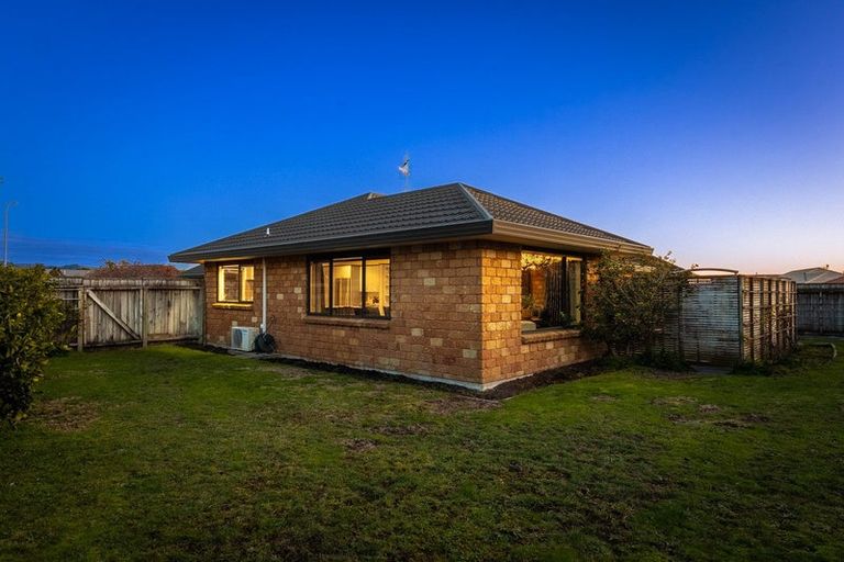 Photo of property in 33 Consort Close, Paraparaumu Beach, Paraparaumu, 5032