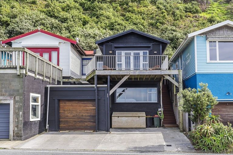 Photo of property in 402 Queens Drive, Lyall Bay, Wellington, 6022