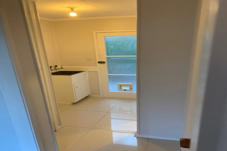 Photo of property in 8 Keeling Road, Henderson, Auckland, 0612