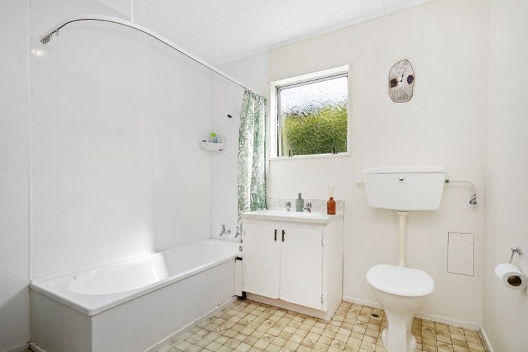 Photo of property in 32b Cheltenham Terrace, Newlands, Wellington, 6037