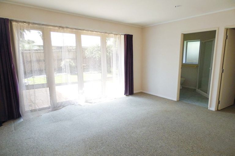 Photo of property in 72 Kingdale Road, Henderson, Auckland, 0610