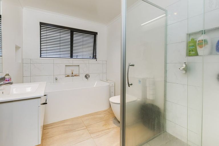 Photo of property in 2 Waituarua Drive, Takanini, 2112