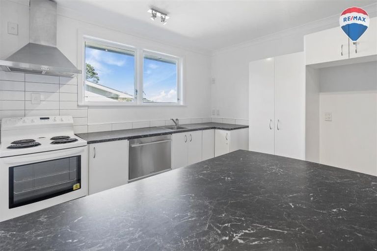 Photo of property in 43 Stewart Drive, Newlands, Wellington, 6037