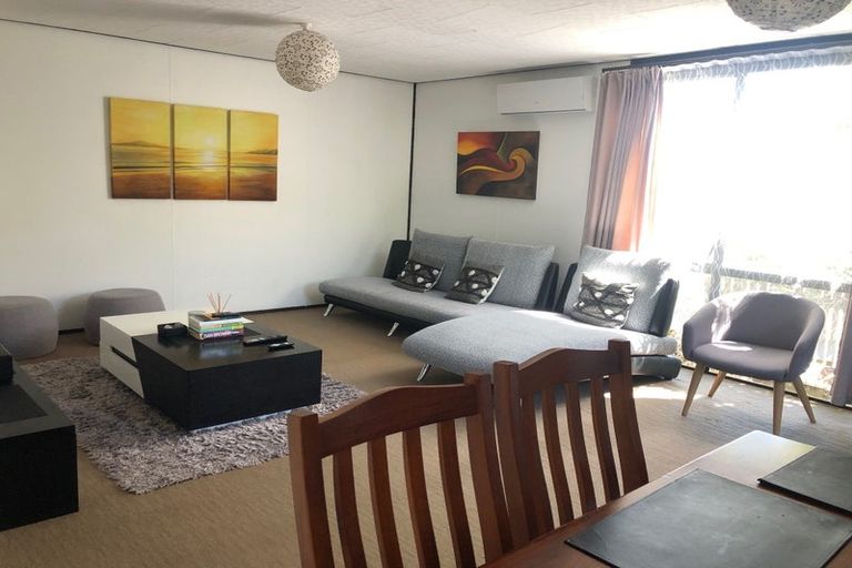 Photo of property in 2/5 Compass Place, Te Atatu Peninsula, Auckland, 0610