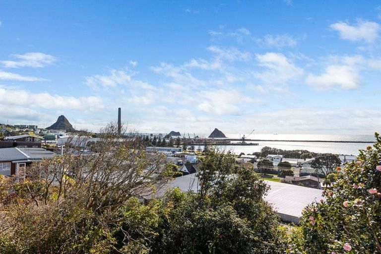 Photo of property in 11 South Road, Moturoa, New Plymouth, 4310