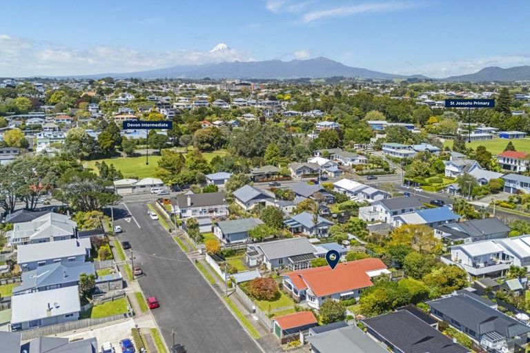 Photo of property in 6 French Street, Moturoa, New Plymouth, 4310