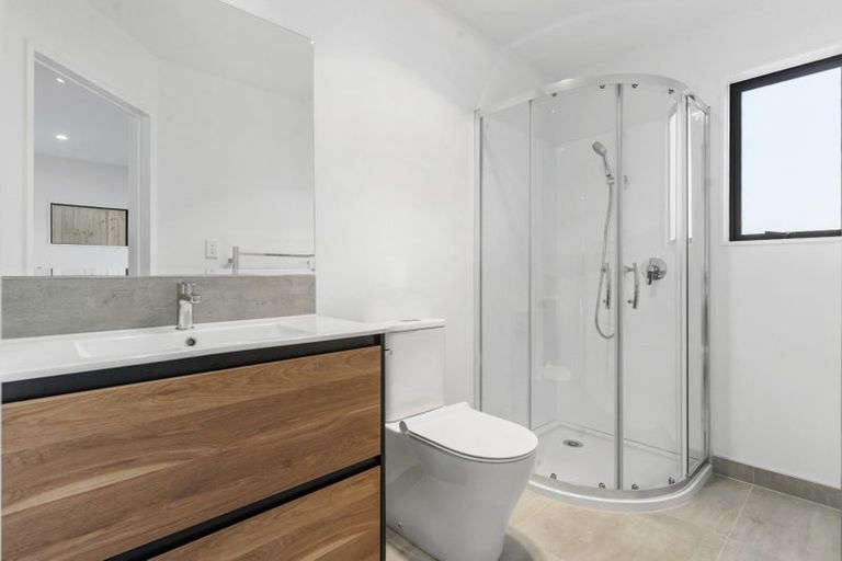 Photo of property in 8b Tahinga Street, Northcote, Auckland, 0627