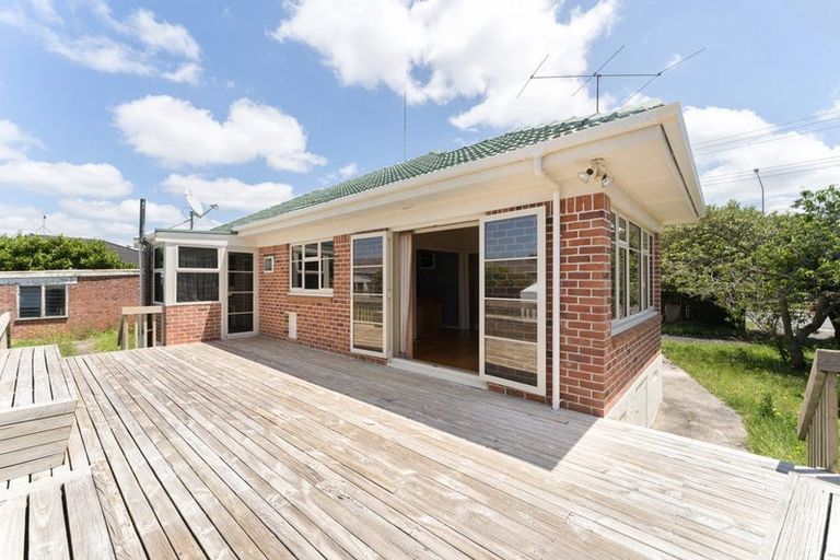 Photo of property in 277 Hobsonville Road, Hobsonville, Auckland, 0618