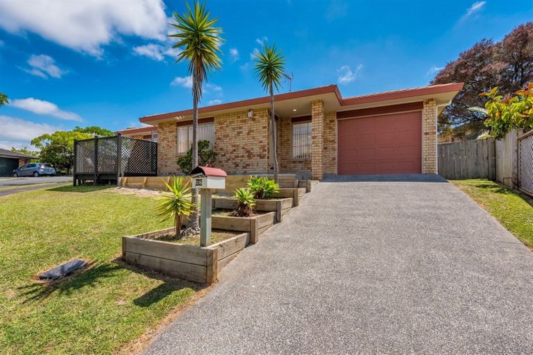 Photo of property in 28 Ginders Drive, Massey, Auckland, 0614