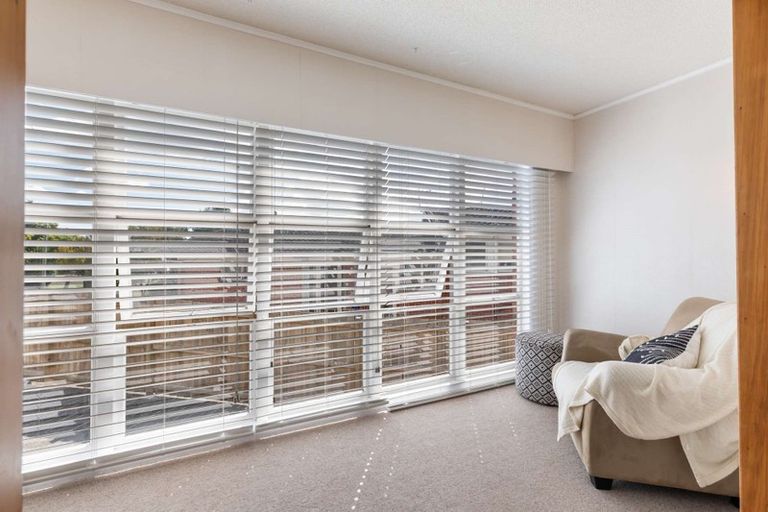 Photo of property in 12 Norfolk Rise, Waiuku, 2123