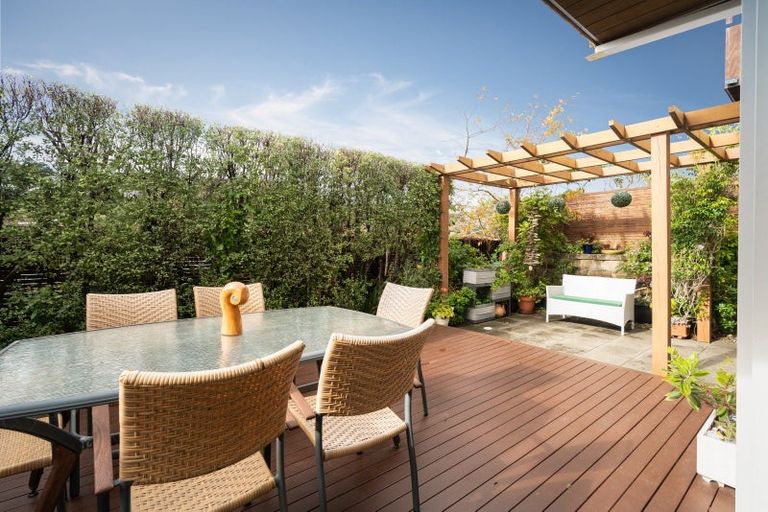 Photo of property in 37 Tiketike Way, Brooklyn, Wellington, 6021