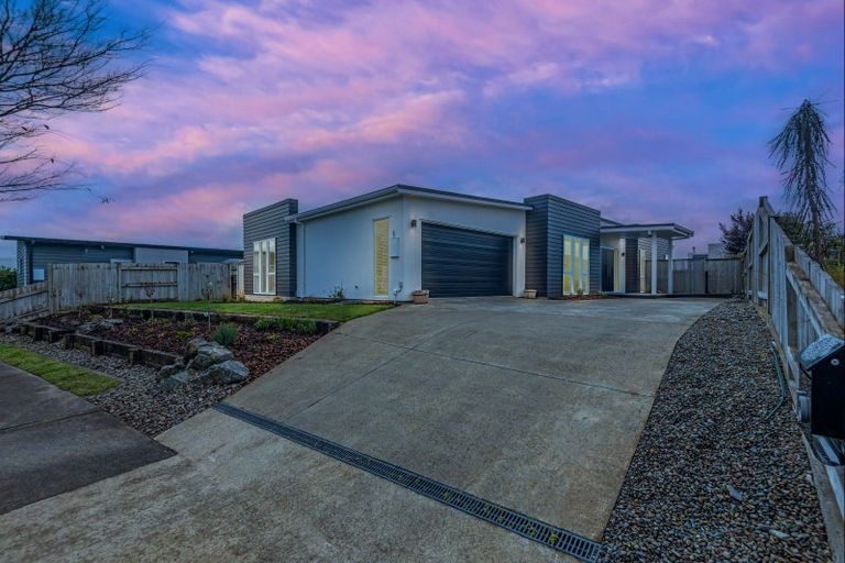 Photo of property in 10 Monaco Grove, Fitzherbert, Palmerston North, 4410