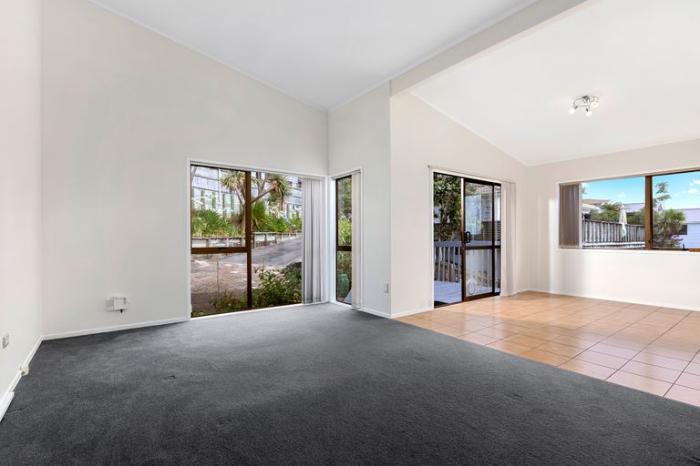 Photo of property in 1/20 Halder Place, Torbay, Auckland, 0632