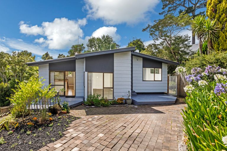 Photo of property in 1/20 Halder Place, Torbay, Auckland, 0632