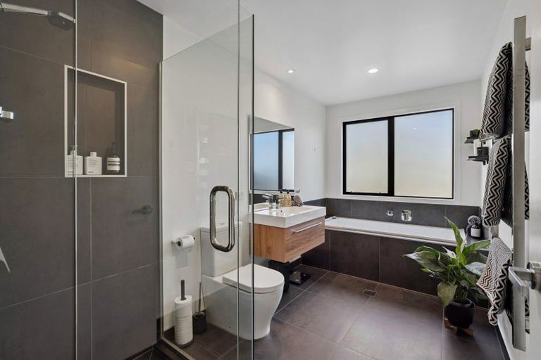 Photo of property in 28 Mcadam Drive, Jacks Point, Queenstown, 9371