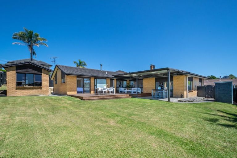 Photo of property in 25 Marina View Drive, West Harbour, Auckland, 0618
