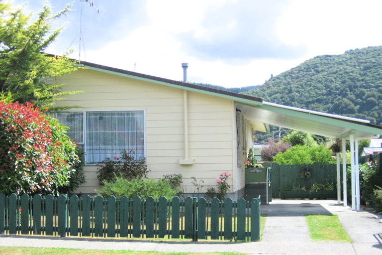 Photo of property in 4a Crystal Grove, Birchville, Upper Hutt, 5018