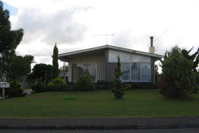 Photo of property in 70 Gloria Avenue, Te Atatu Peninsula, Auckland, 0610