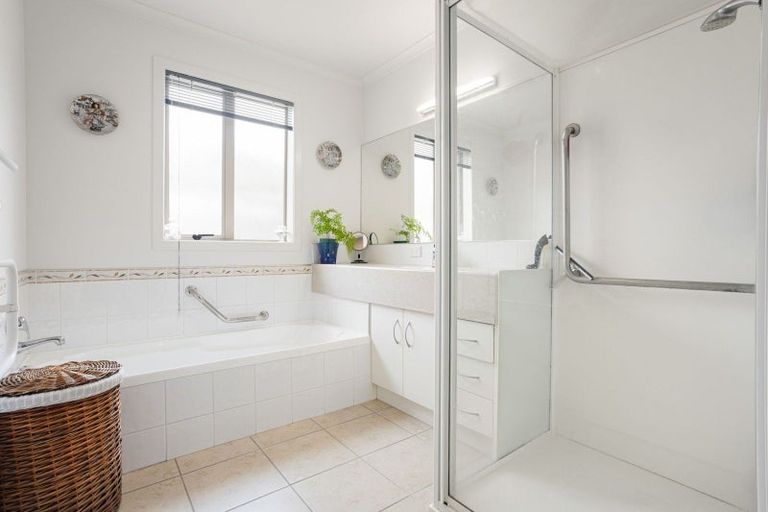 Photo of property in 55 Sovereign Isle Lane, Rototuna, Hamilton, 3210