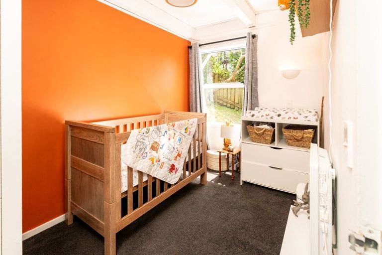 Photo of property in 17 Fitzpatrick Street, Newlands, Wellington, 6037