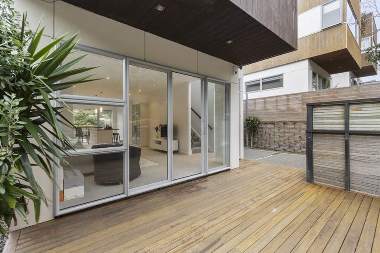 Photo of property in 39 Tiketike Way, Brooklyn, Wellington, 6021