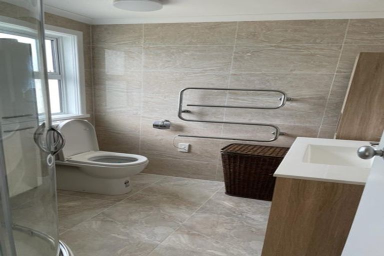 Photo of property in 16 Turville Crescent, Newlands, Wellington, 6037