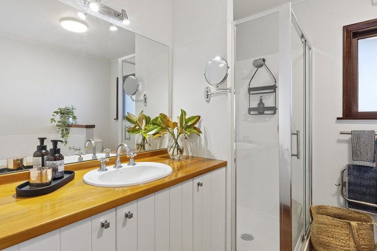 Photo of property in 22 Tai Paku Paku Road, Karaka Bays, Wellington, 6022