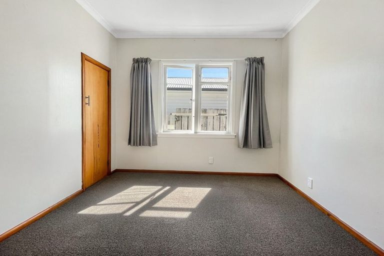 Photo of property in 108 Nevay Road, Karaka Bays, Wellington, 6022
