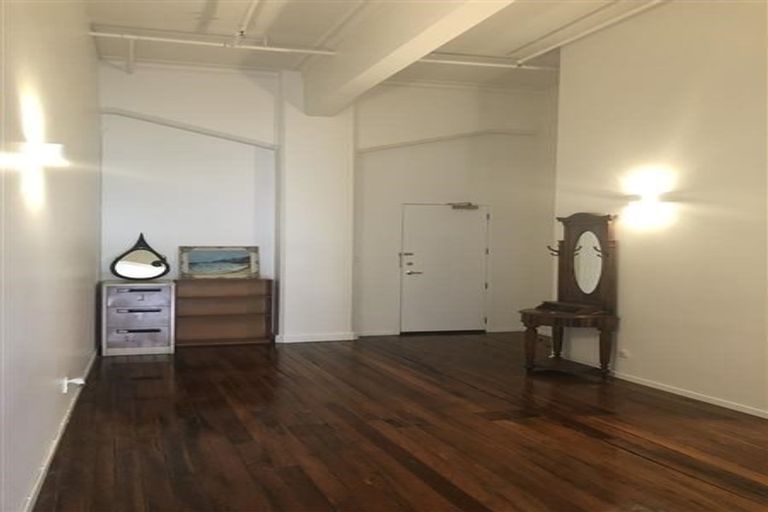 Photo of property in 2/318 Sunset Road, Unsworth Heights, Auckland, 0632