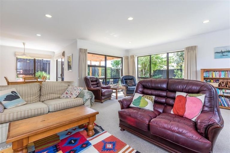 Photo of property in 11 Javelin Place, West Harbour, Auckland, 0618