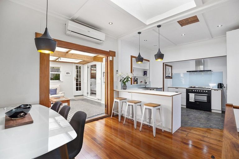 Photo of property in 402 Queens Drive, Lyall Bay, Wellington, 6022