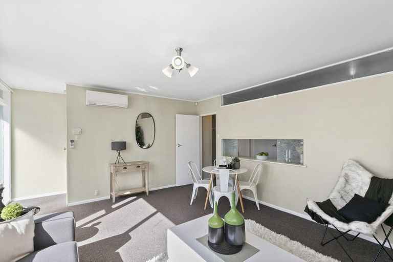 Photo of property in 55u2 Apu Crescent, Lyall Bay, Wellington, 6022