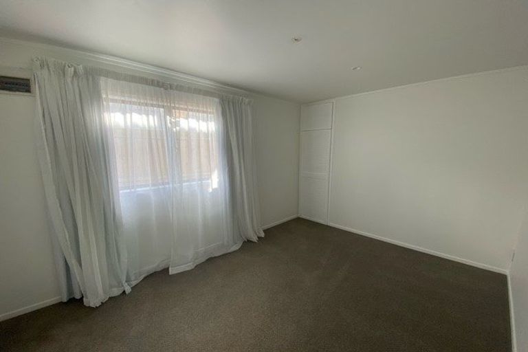 Photo of property in 25 Taipari Road, Te Atatu Peninsula, Auckland, 0610