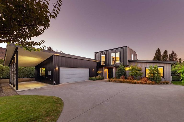 Photo of property in 5 Jessies Crescent, Wanaka, 9305