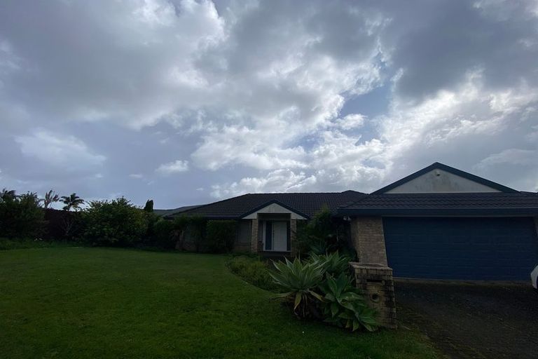 Photo of property in 10 Mullagh Place, East Tamaki Heights, Auckland, 2016