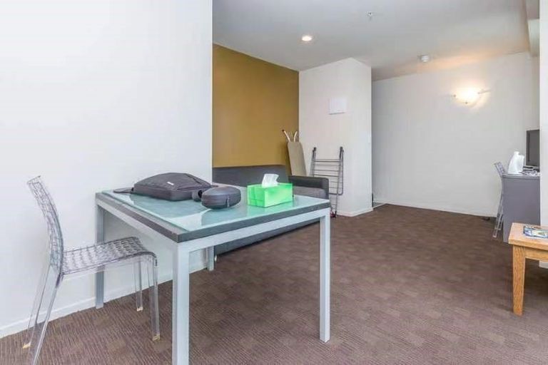 Photo of property in 100 Porritt Avenue, Chatswood, Auckland, 0626
