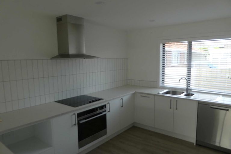 Photo of property in 4/504 Don Buck Road, Massey, Auckland, 0614