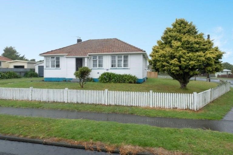 Photo of property in 2 Waihi Road, Hawera, 4610