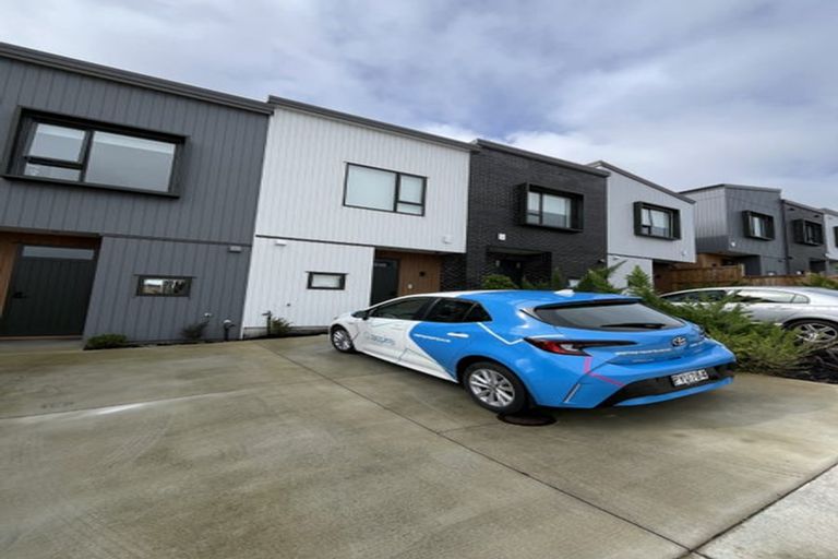 Photo of property in 15 Kuaha Road, Massey, Auckland, 0614