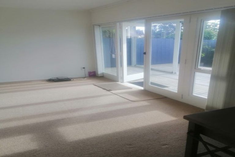 Photo of property in 613 Glenfield Road, Totara Vale, Auckland, 0629