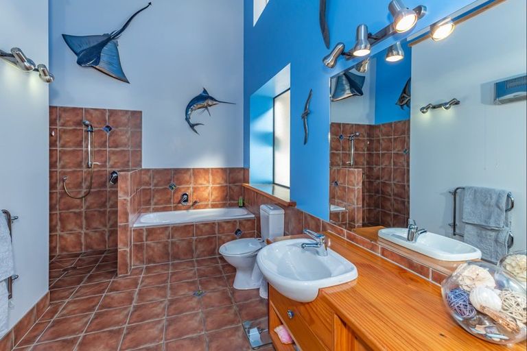 Photo of property in 100 Waihou Road, Levin, 5571