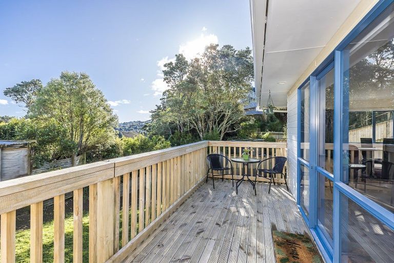 Photo of property in 49a Lyndfield Lane, Newlands, Wellington, 6037