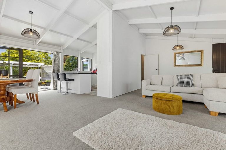 Photo of property in 11 Foyle Place, Glendene, Auckland, 0602